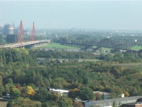 Moers : Halde Rheinpreussen, Blick von der Halde auf Rhein- und Eisenbahnbrücke